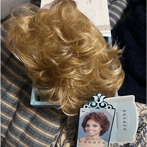 Escara by Bobbi Boss wig, luxury wig - Picture 1 of 3